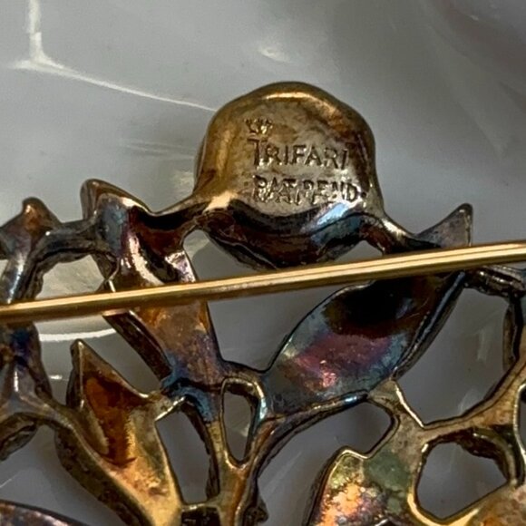 CROWN TRIFARI PAT PEND RHINESTONE FLOWER BOUQUET BROOCH - Picture 7 of 7